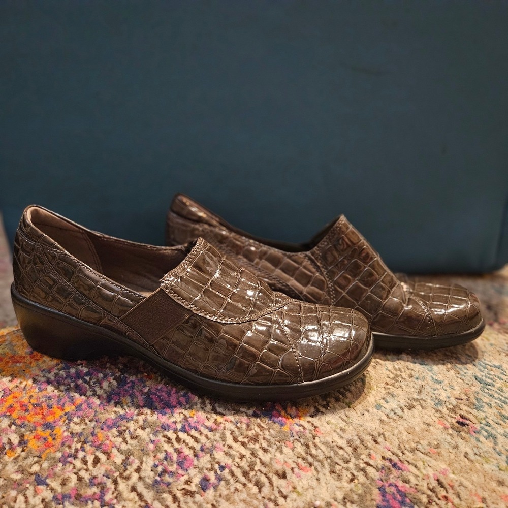 Clarks‎ Bendables Women's Brown Alligator Embossed Leather Slip On Loafer Shoes